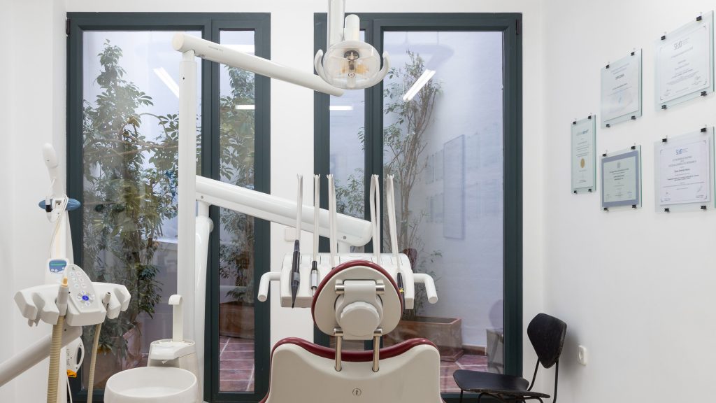 Cabinet - Dental Clinic in Seville - Clínica Jimenez Lozano